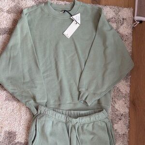 New Elwood Core Crew & Sweatpants Size XS